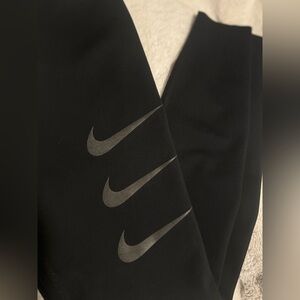 NWOT Women’s Nike leggings with pockets -Small